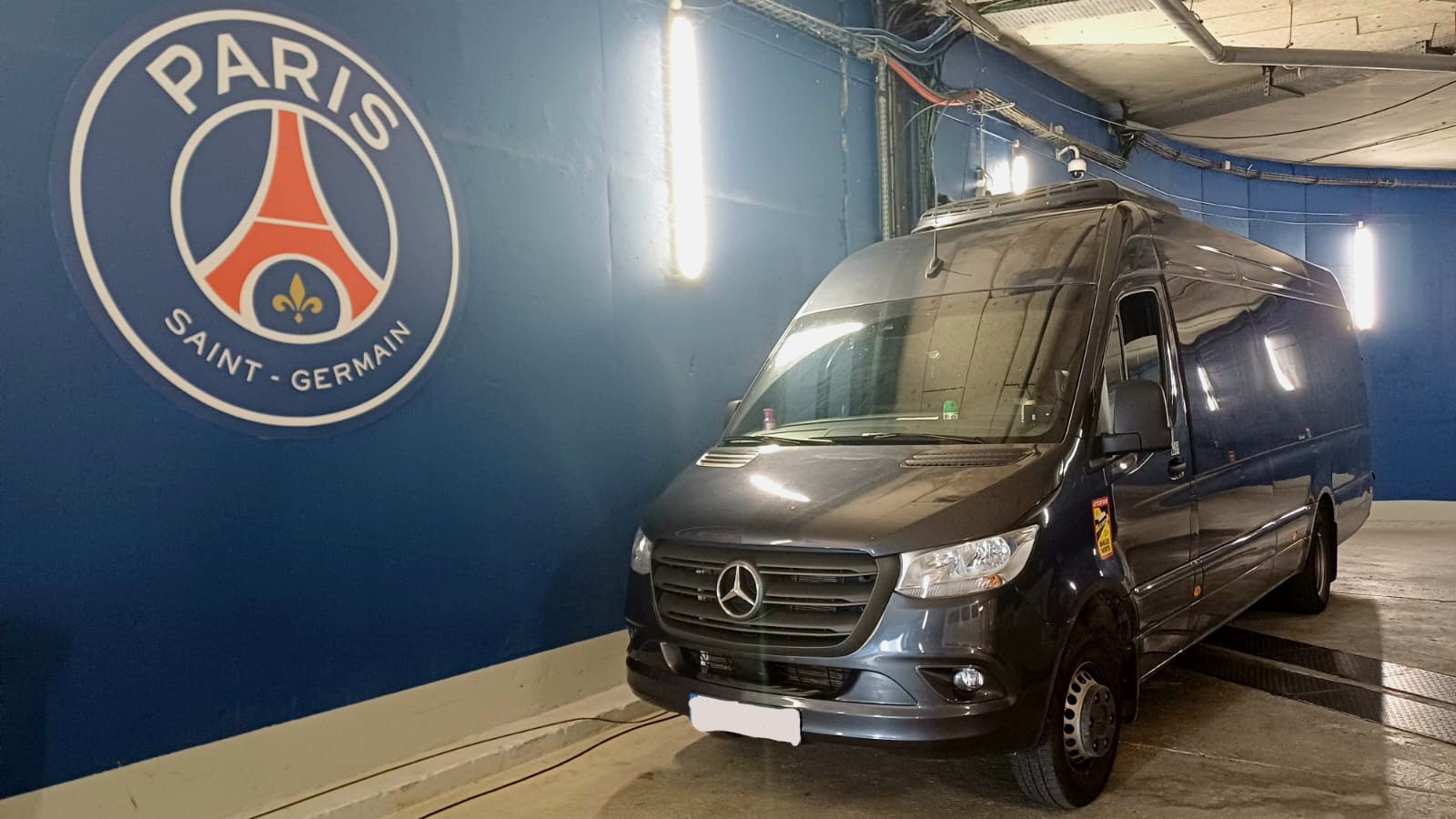 car qui accompagne une équipe de foot