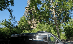 minibus 22 places en face de la tour eiffel