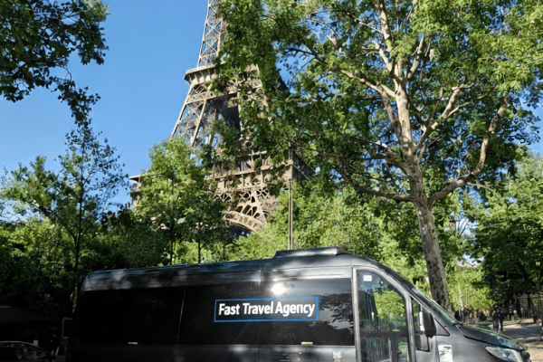 minibus 22 places en face de la tour eiffel