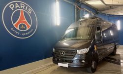 car qui accompagne une équipe de foot