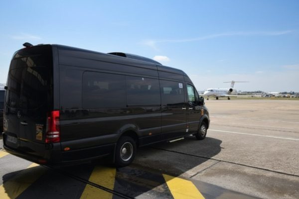 minibus à l'arrêt sur le tarmac